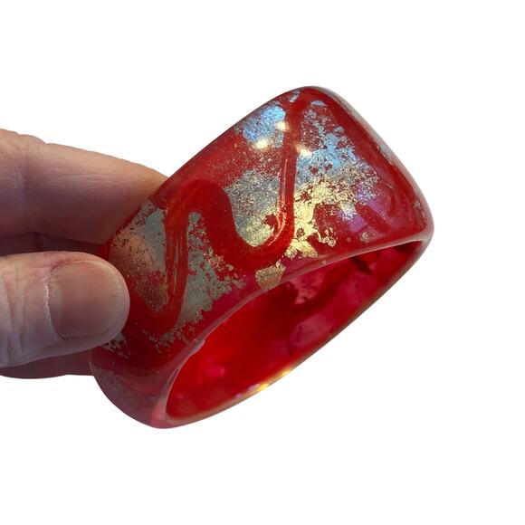 Chunky 1980s plastic bangle bracelet red acrylic silver foil abstract shape - Picture 6 of 7